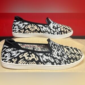Skechers Animal Print Slip On Sneakers Women’s Sz 10 Black White & Peach/Pink